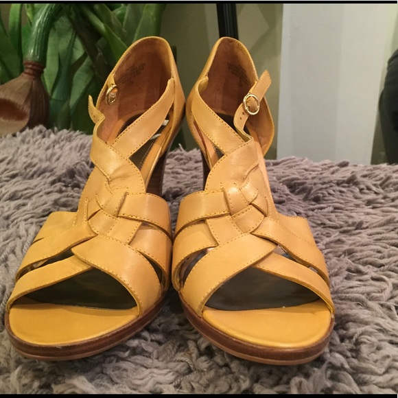 Bandlino apricot faux leather strap high heels. - Picture 4 of 5
